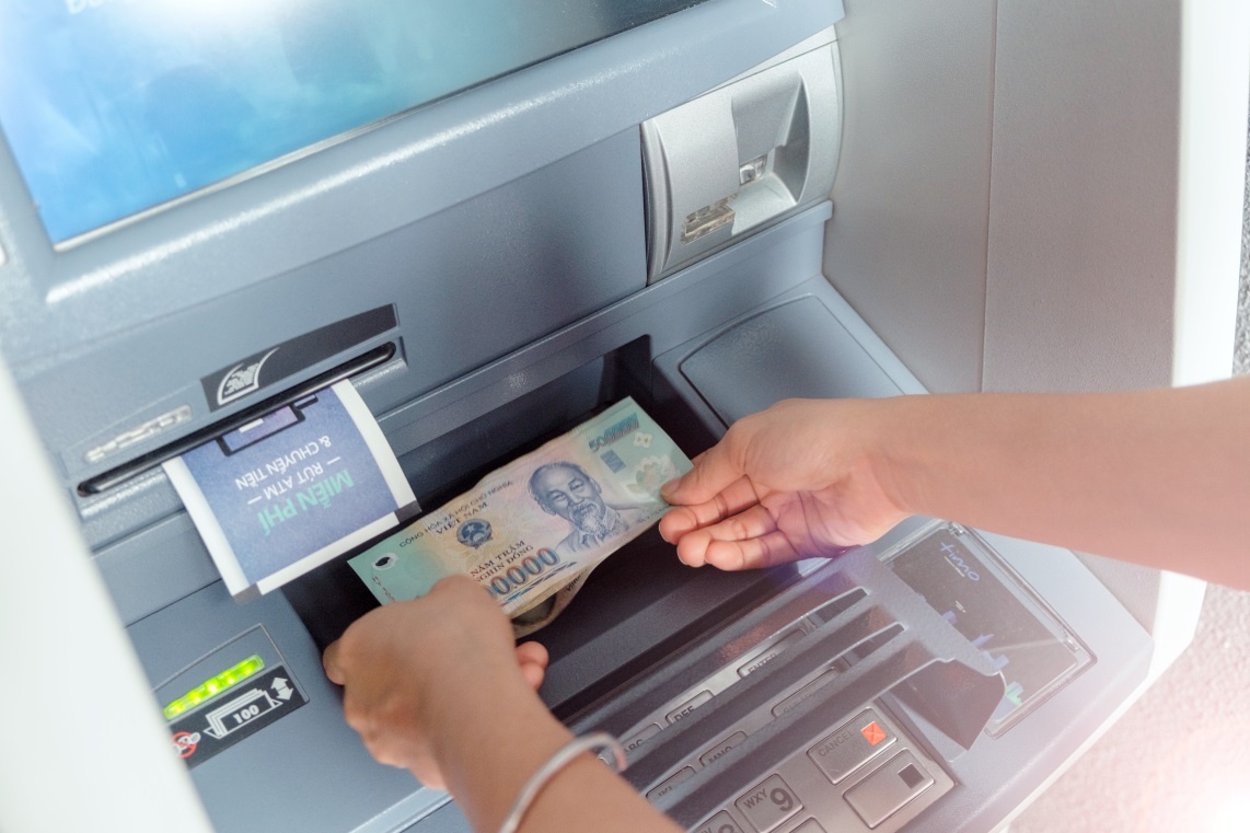 Nguoi Can Tho tiep can dich vu tai chinh thong minh tu ngan hang so hinh anh