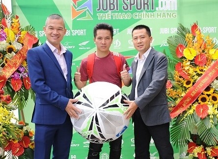 VDV tang bong Do Kim Phuc du khai truong cua hang the thao Jubisport hinh anh