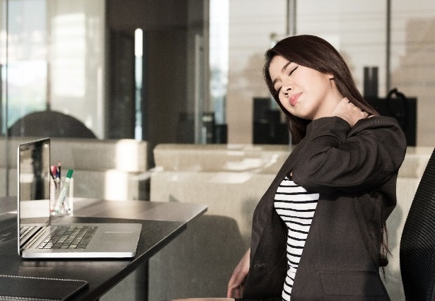 Canh bao nguy co thoai hoa cot song co o nguoi tre hinh anh