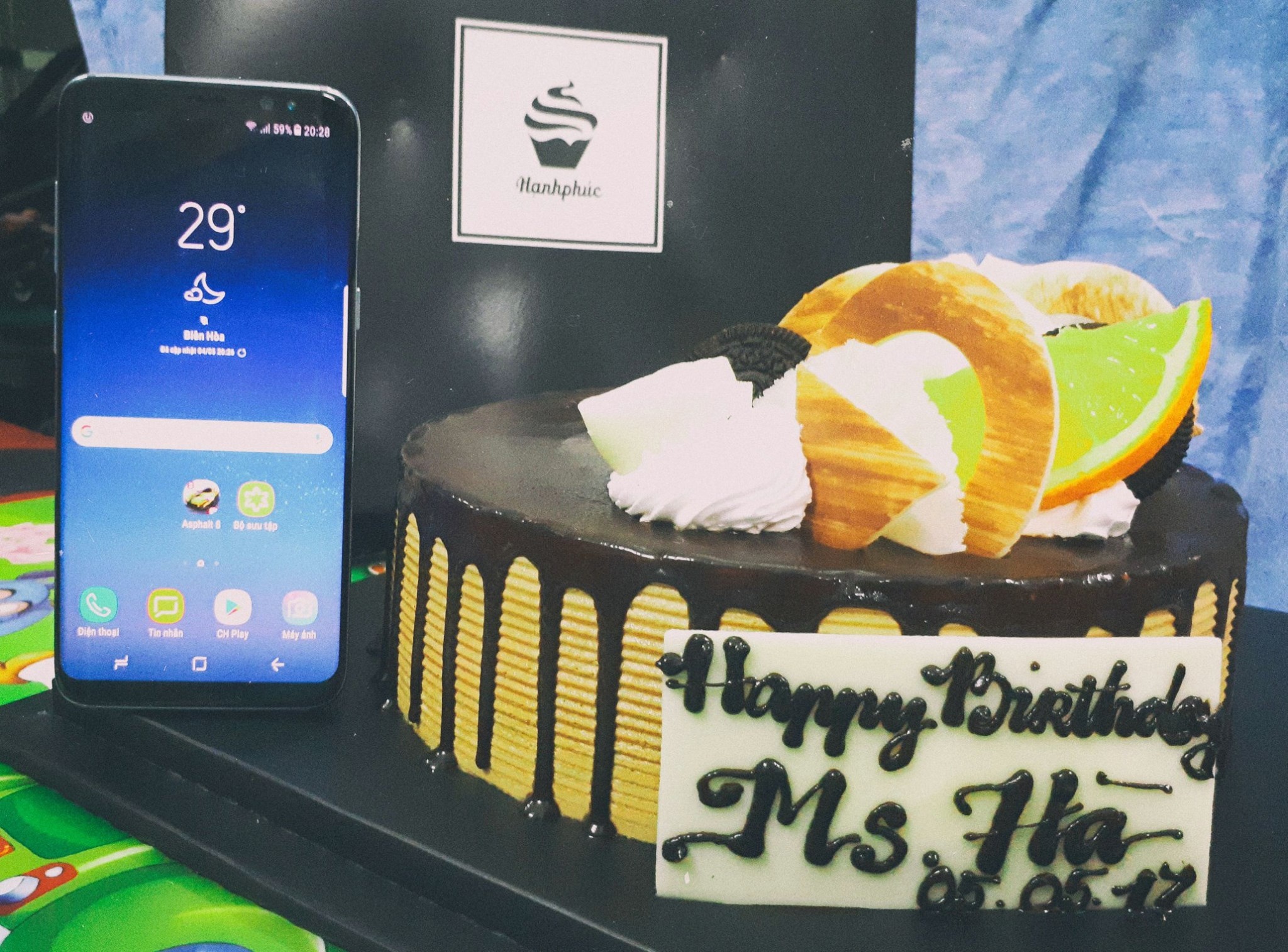 Chong ‘soai ca’ mua Galaxy S8 lam qua sinh nhat cho vo hinh anh