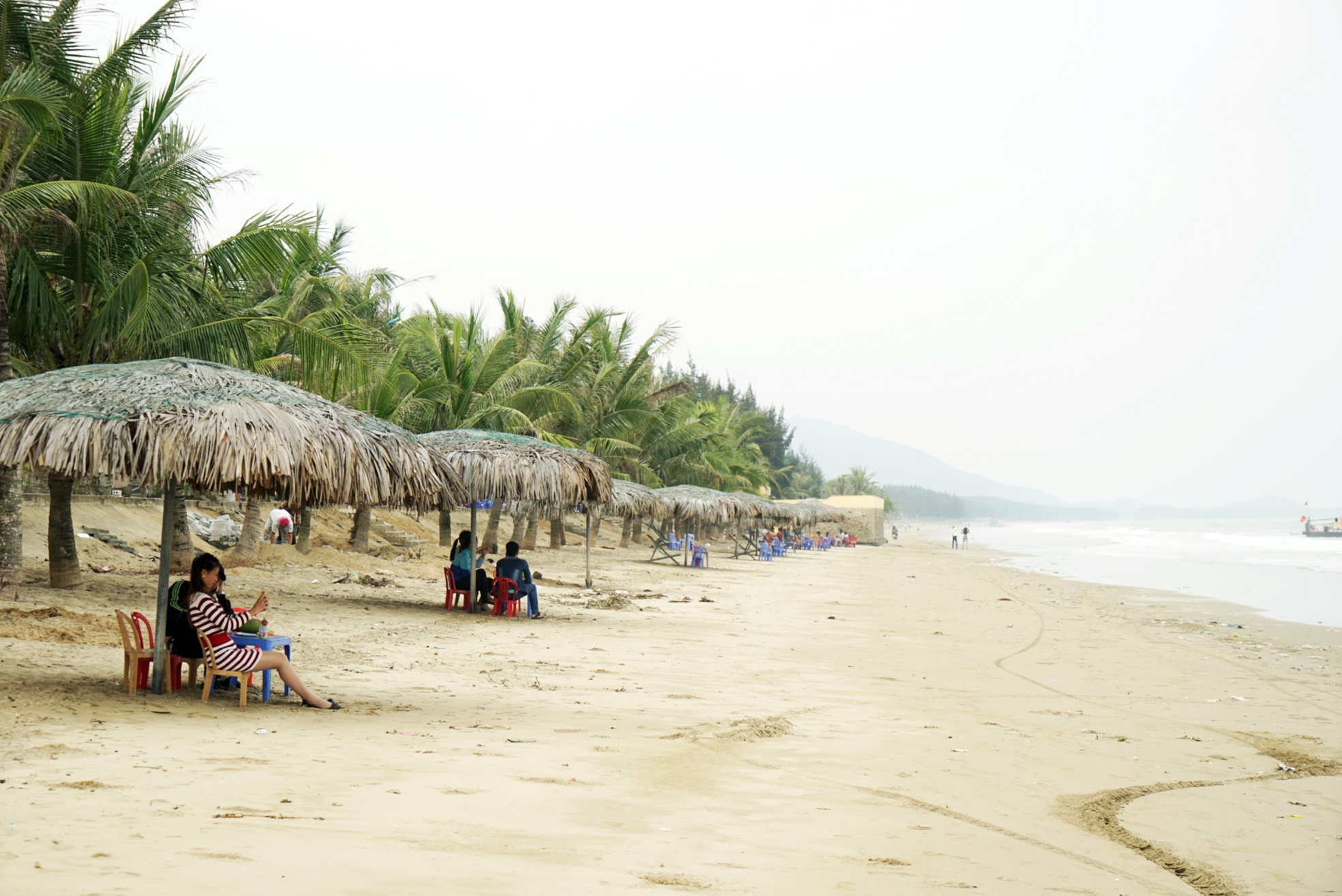 Bien Hai Tien hut du khach mien Bac hinh anh