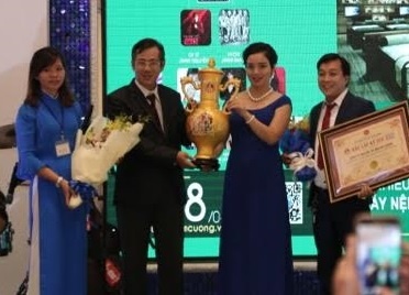 Nem Kim Cuong lap ky luc su kien nhay nem co nhieu nguoi tham gia nhat hinh anh