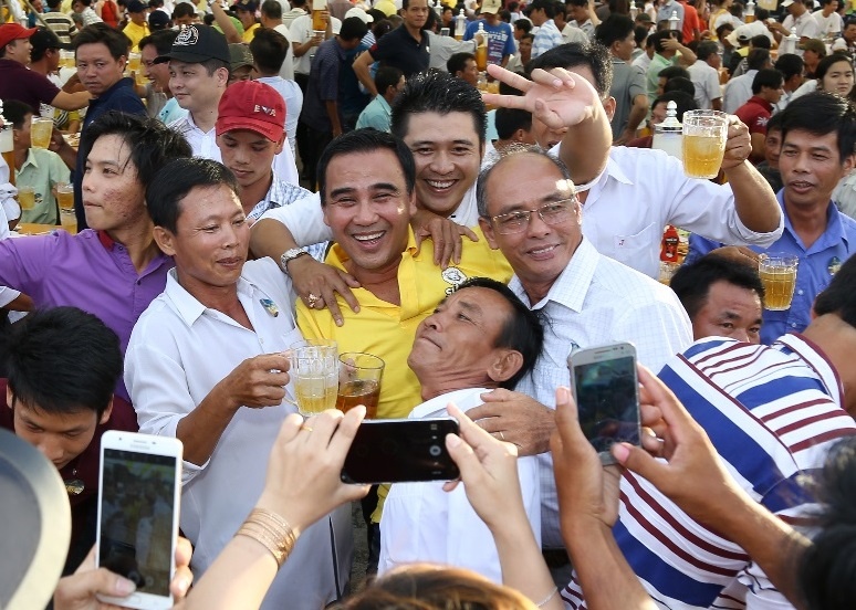 Hon 8.000 nguoi dan mien Tay da tu hoi tai le hoi bia Chi cot hinh anh