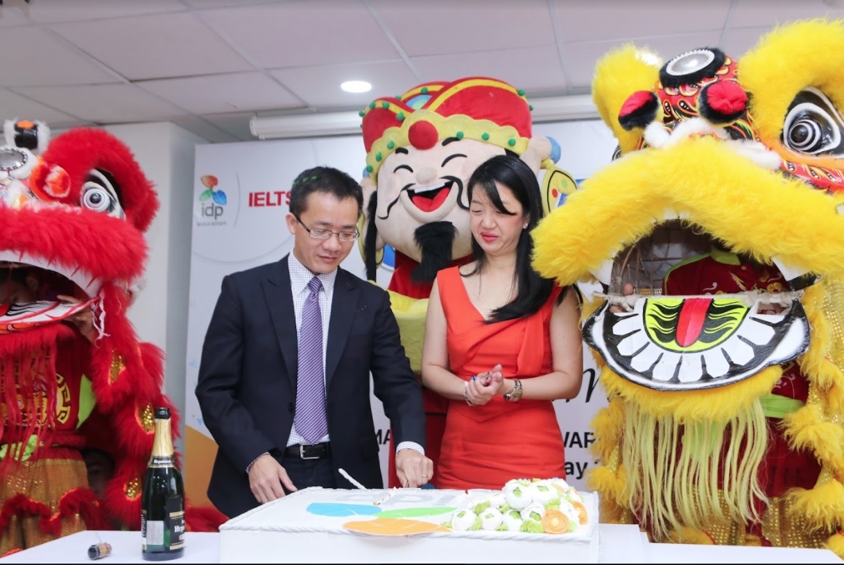 IDP khai truong van phong tu van du hoc, trung tam khao thi IELTS moi hinh anh