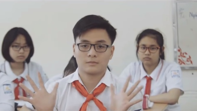 Lo dien quan quan cuoc thi cover MV do Suni Ha Linh lam giam khao hinh anh