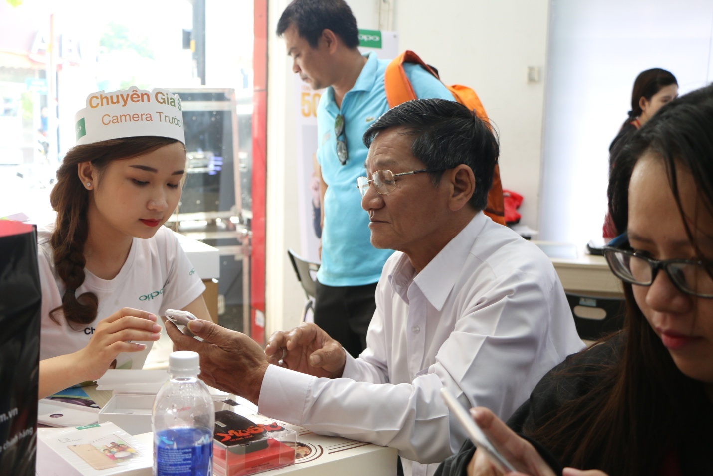 Oppo F3 hut khach trong ngay dau mo ban tai FPT Shop hinh anh