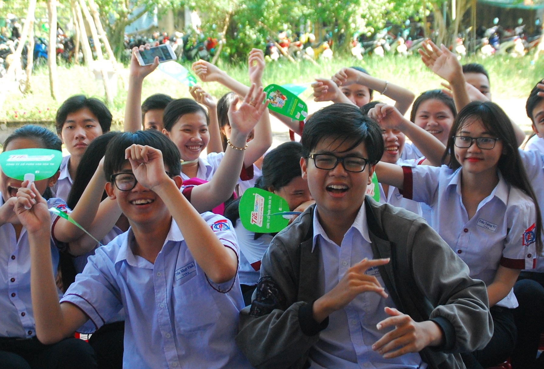 Hoc sinh Can Tho hao hung tai le trao hoc bong ‘Vi tuong lai Viet Nam’ hinh anh