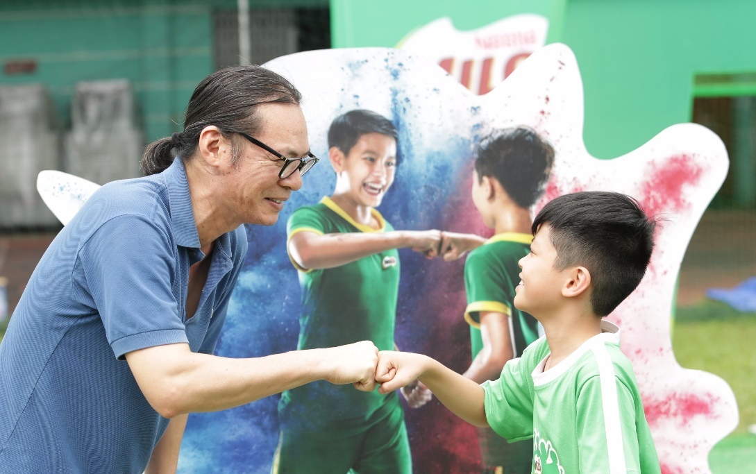 Be Tran Bom hao hung tham gia ngay hoi the thao cung bo Tran Luc hinh anh