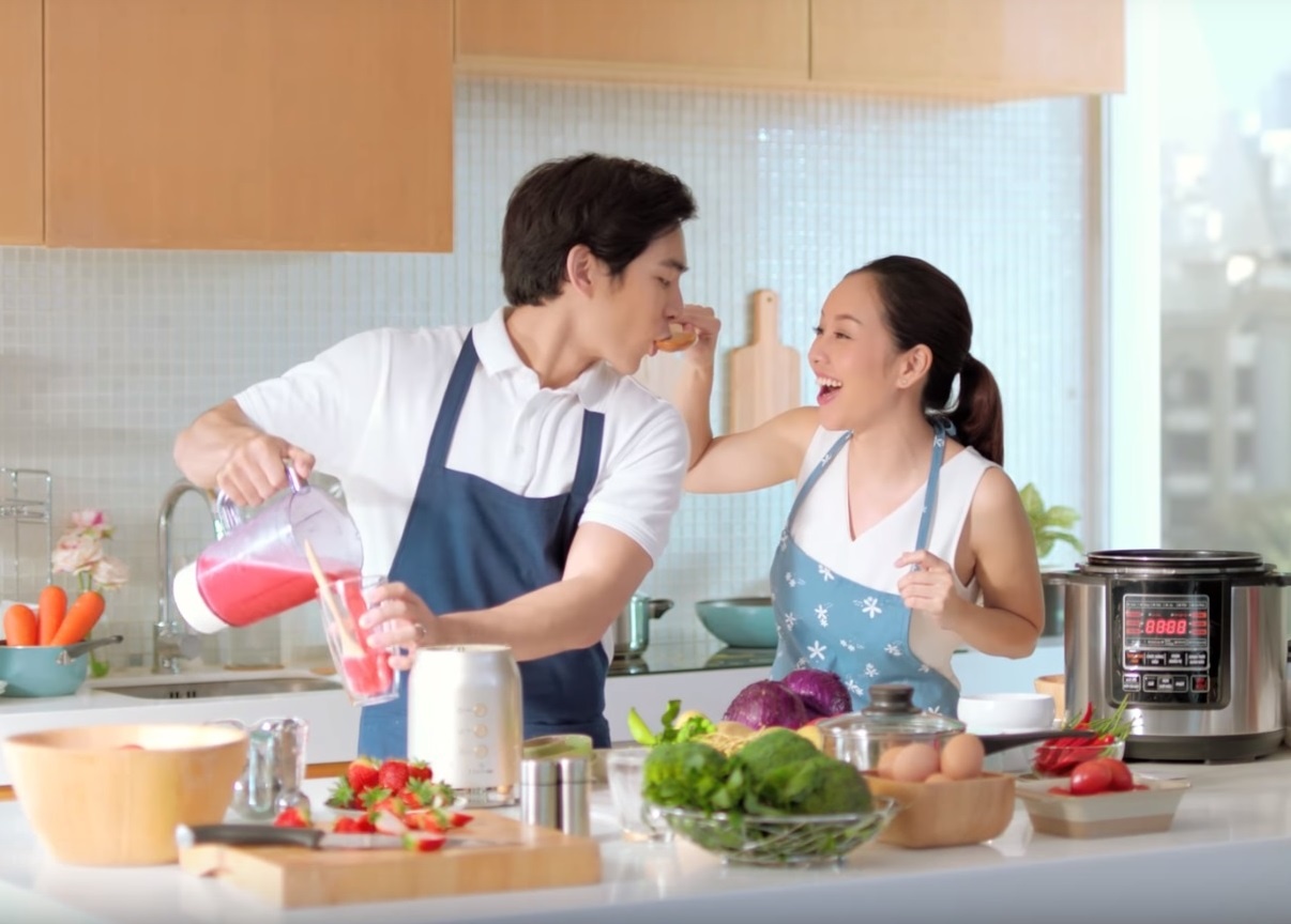 Tu quang cao nhin lai chuyen 'dan ong vao bep' hinh anh