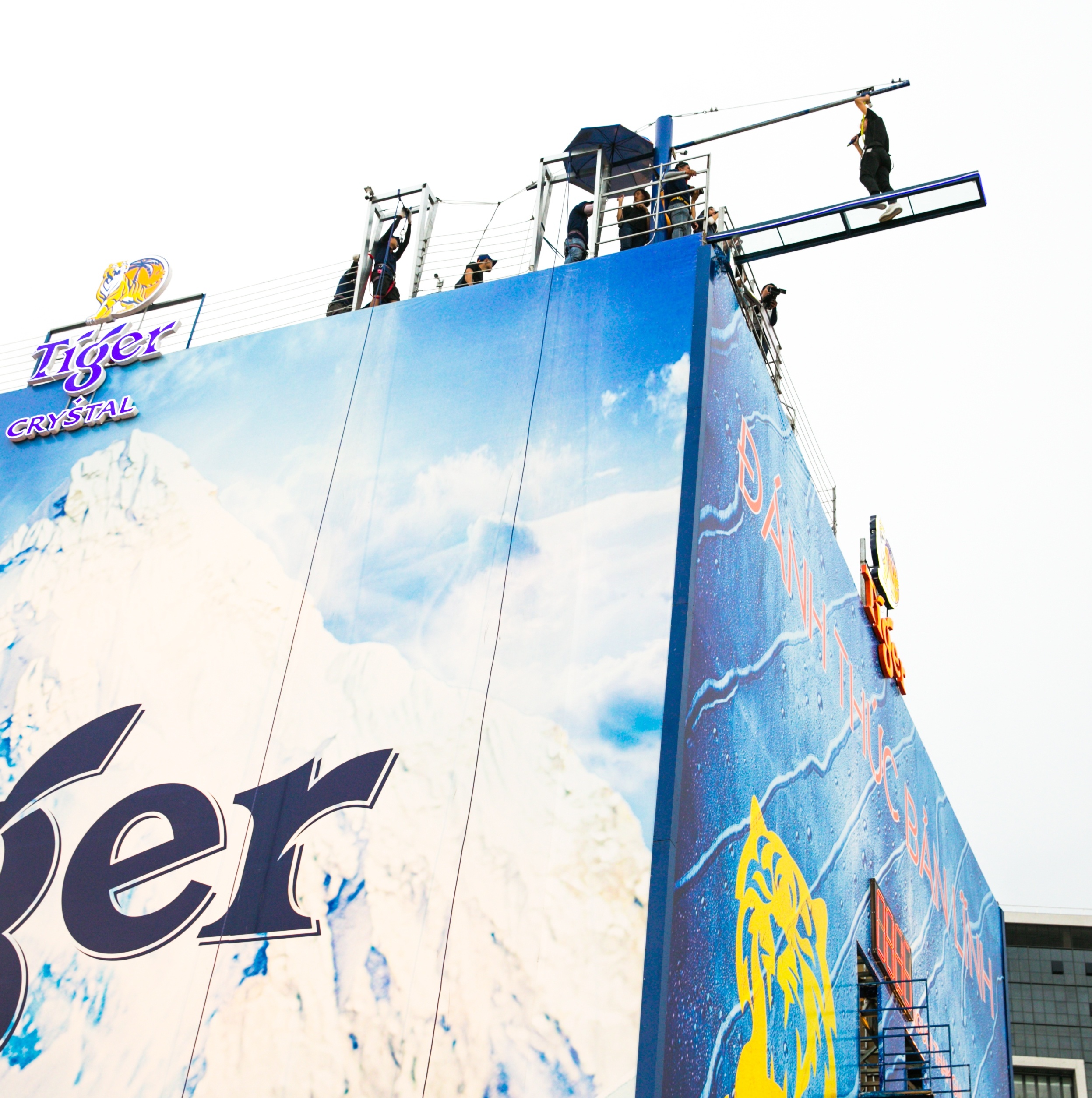 Only C trinh dien Yeu la tha thu o do cao 20 m anh 2