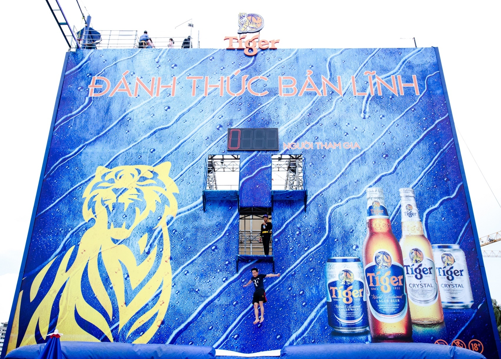 Only C trinh dien Yeu la tha thu o do cao 20 m anh 7