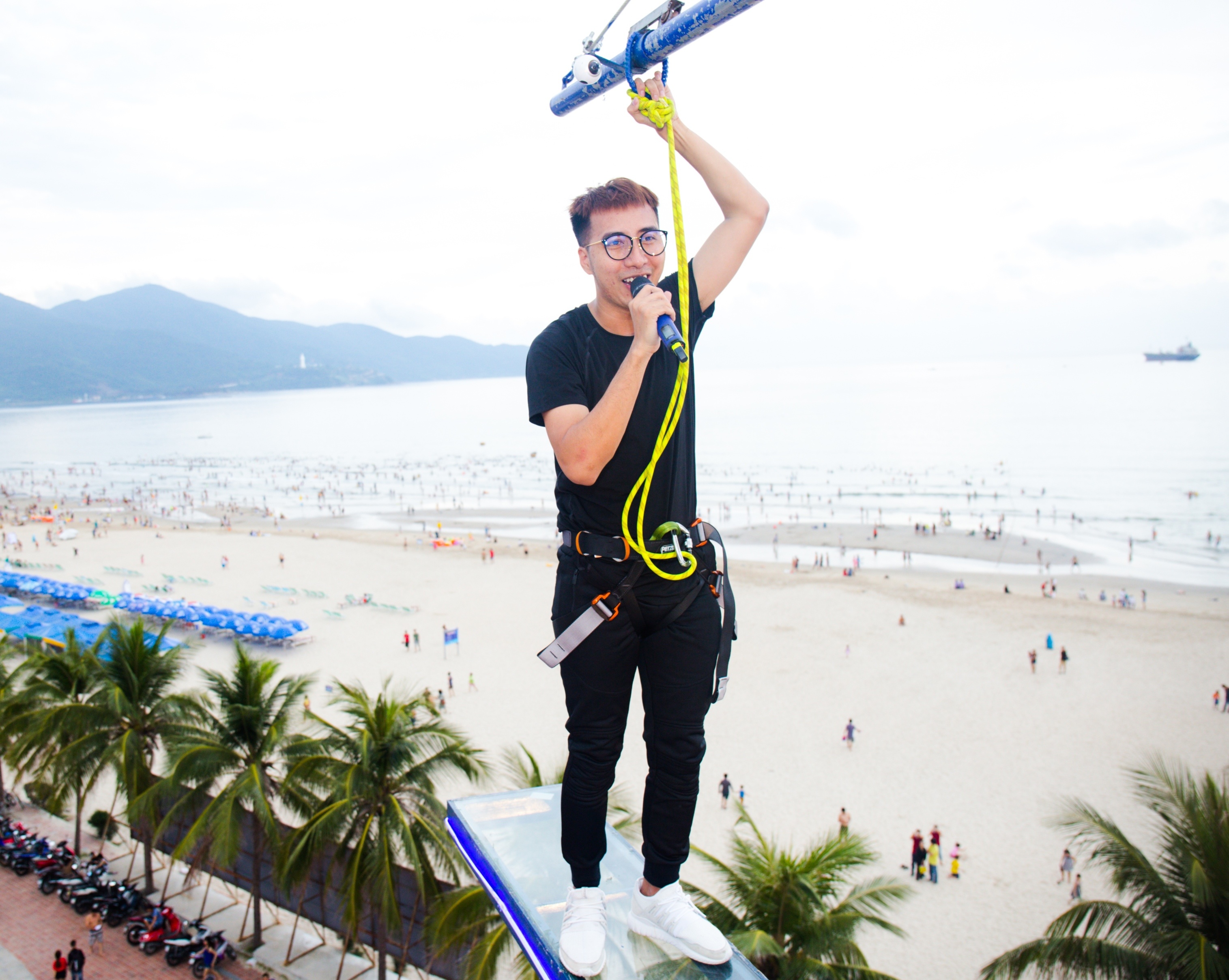 Only C trinh dien Yeu la tha thu o do cao 20 m anh 1