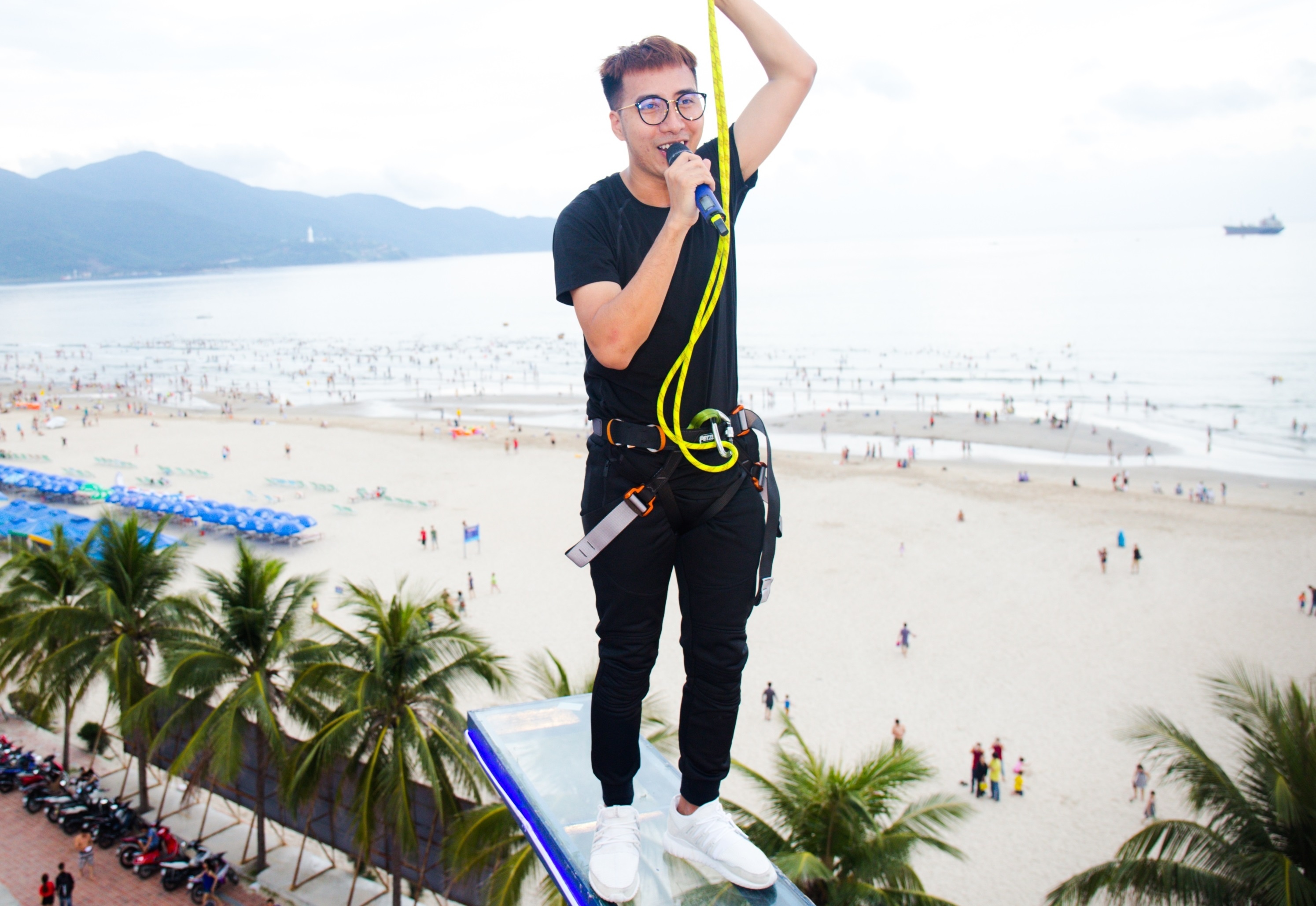 Only C trinh dien hit 'Yeu la tha thu' o do cao 20 m hinh anh