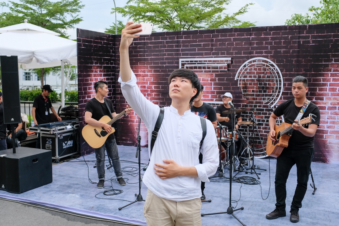 Gioi tre trai nghiem camera Oppo F3 trong ngay hoi selfie kep hinh anh