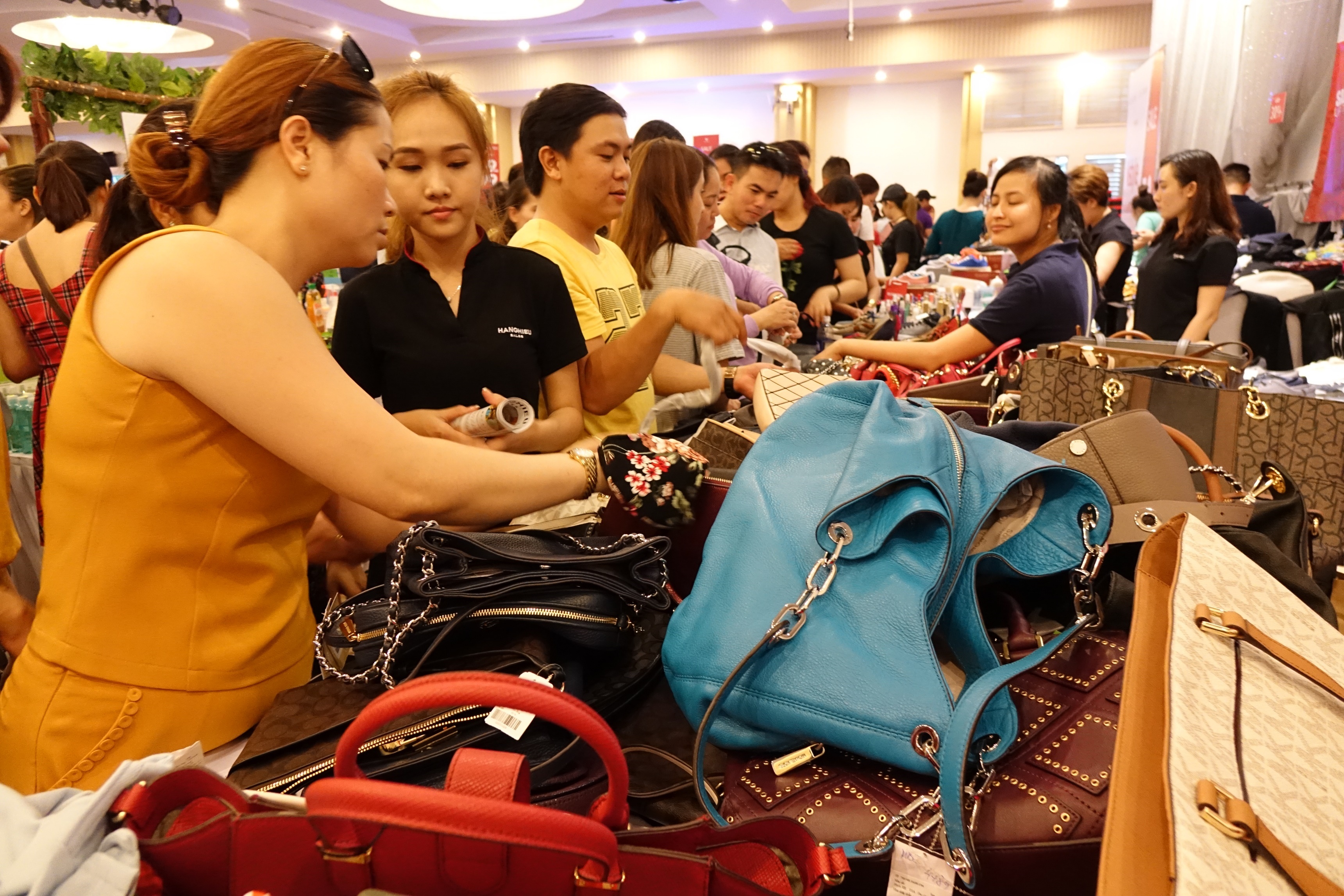 Mua hang hieu gia re quanh nam tai kho trung bay do sale hinh anh