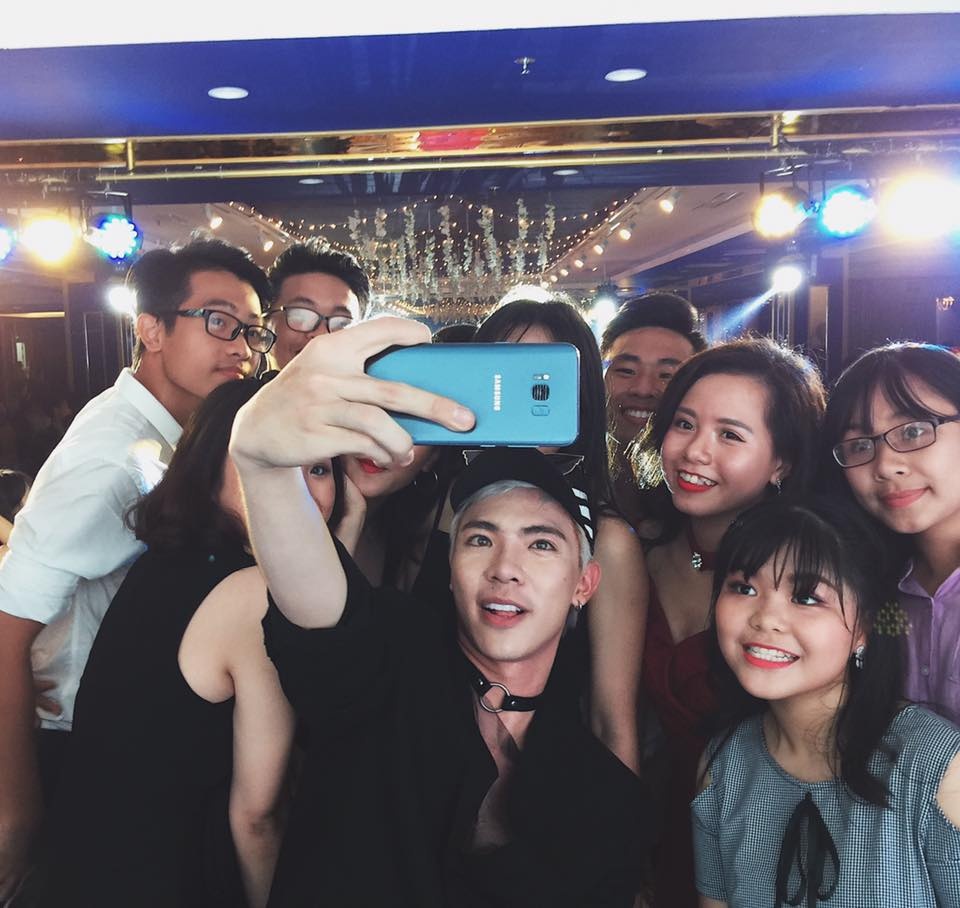 Sam dien thoai moi, sao Viet doi ca thoi quen hinh anh