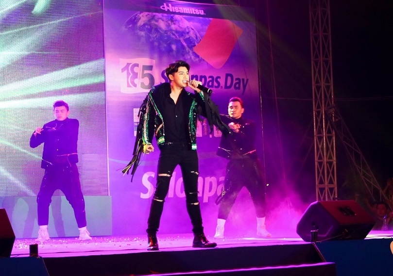 Noo Phuoc Thinh, Lan Khue hoi ngo tai dai tiec Salonpas Day hinh anh