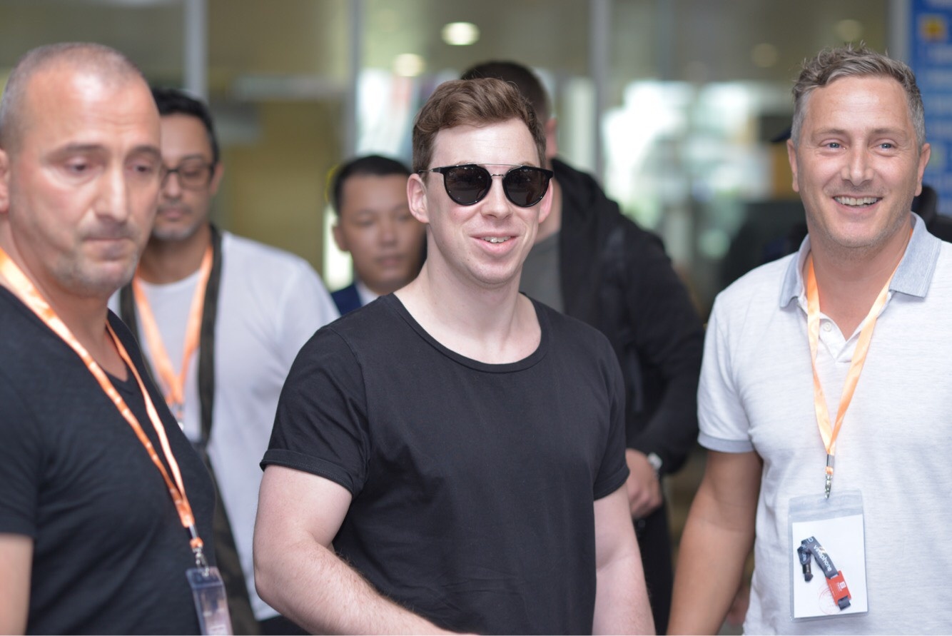Hardwell toi Viet Nam, roi san bay lap tuc chuan bi cho dem dien hinh anh