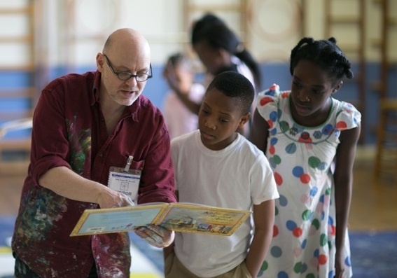 Tac gia kiem nghe si ke chuyen qua nhac va hoa James Mayhew den VN hinh anh