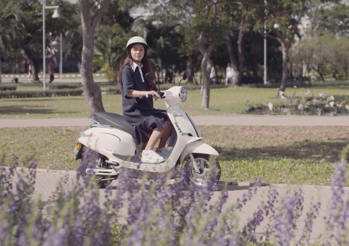 Hoang Yen Chibi xinh tuoi trong MV 'Hola ngay moi' hinh anh