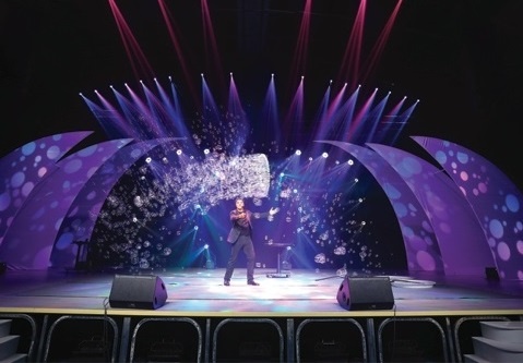 He lo san khau trinh dien bong bong doc dao tai Cong vien Tho Trang hinh anh