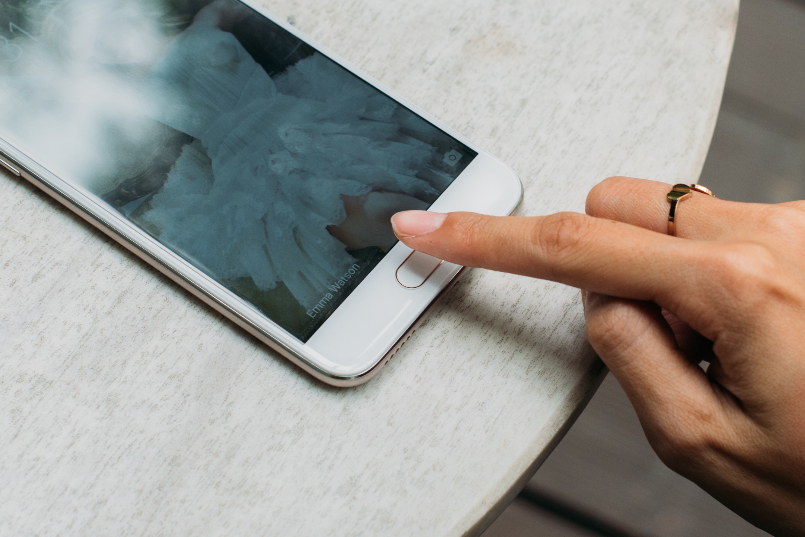 Oppo F3 giu gia ban 6, 99 trieu dong anh 8