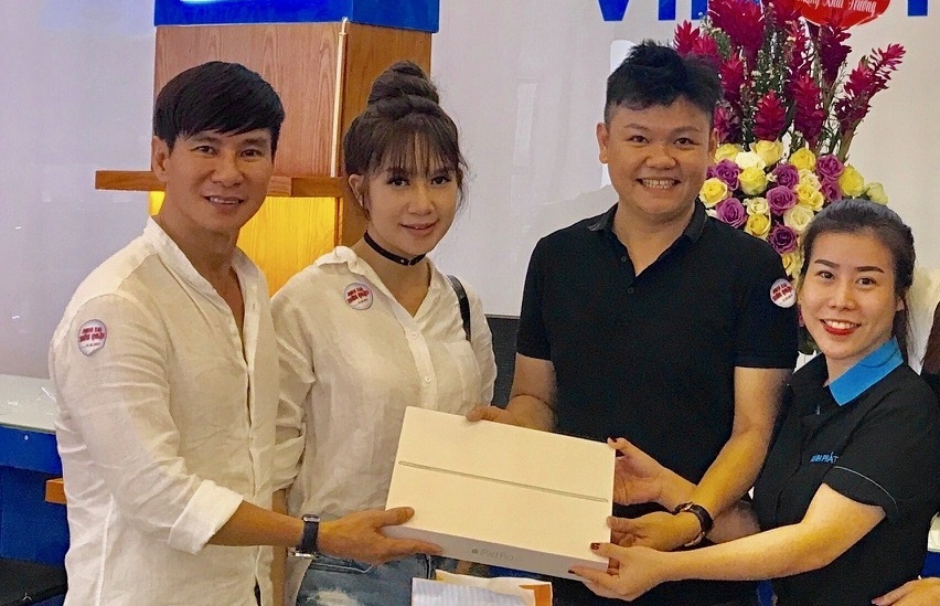 Gia dinh Ly Hai - Minh Ha sam iPad Pro tai Vinh Phat mobile hinh anh