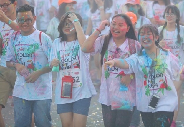 Hang nghin ban tre Sai thanh khuay dong Color Me Run hinh anh