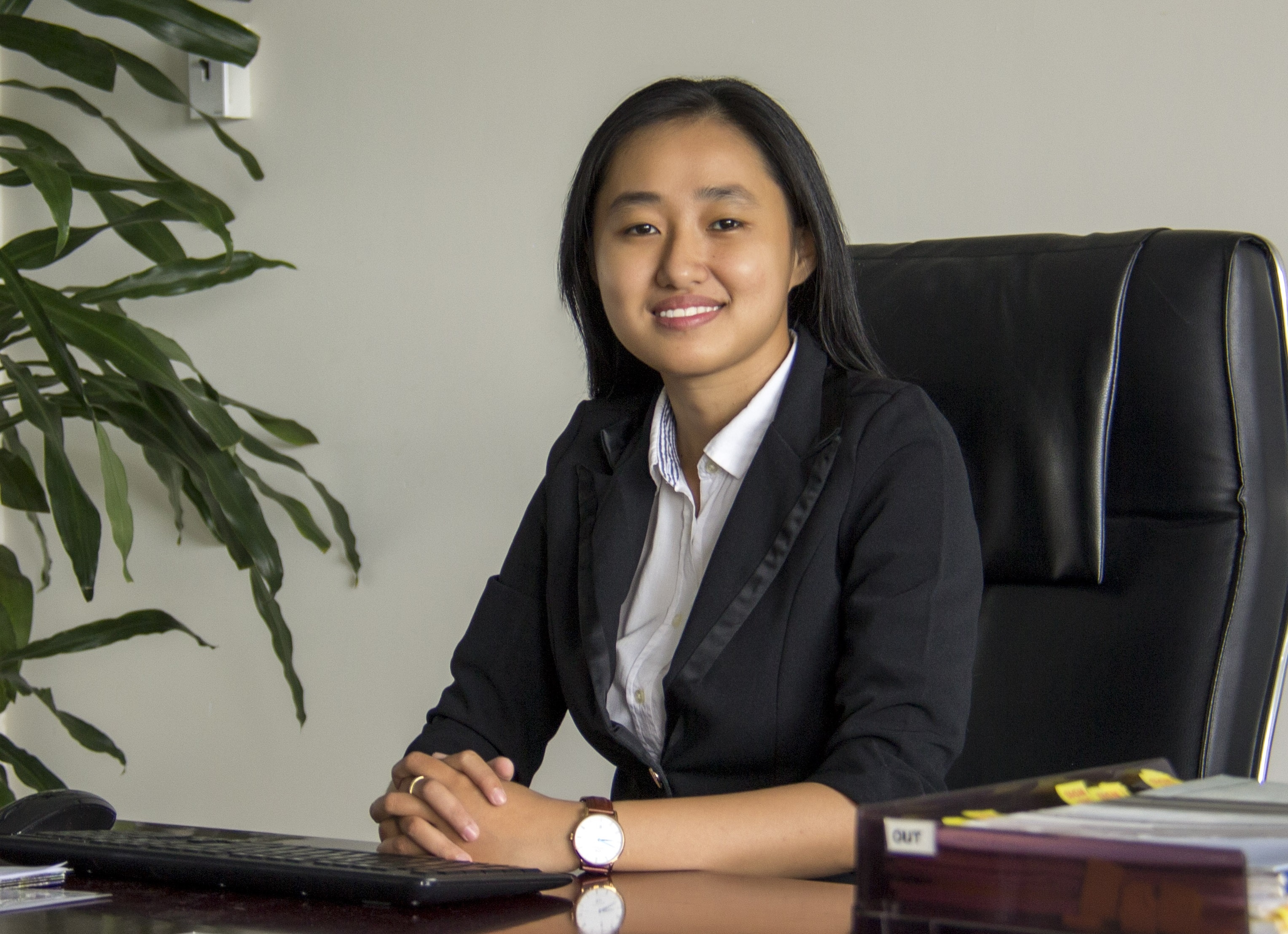 Nhan hoc bong ITA, 9X lam tro ly CEO khi moi 24 tuoi hinh anh