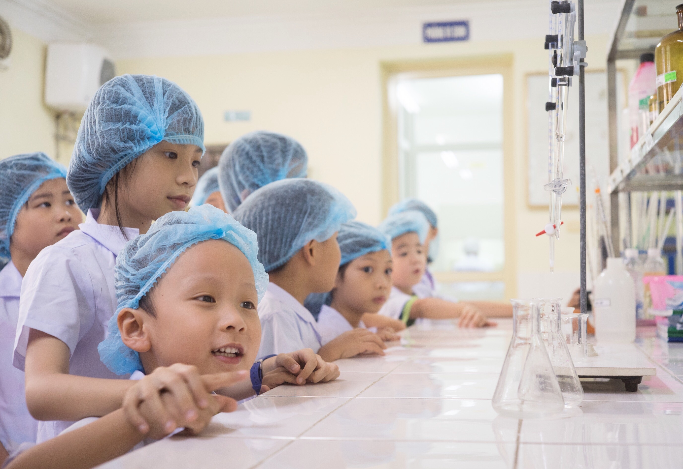 Tour tham quan nha may sua cho tre em hinh anh