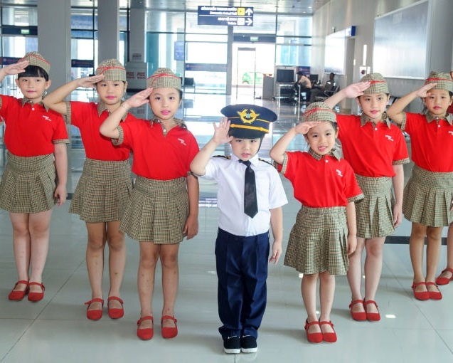 Bo anh dang yeu cua cac phi cong, tiep vien nhi dip 1/6 hinh anh