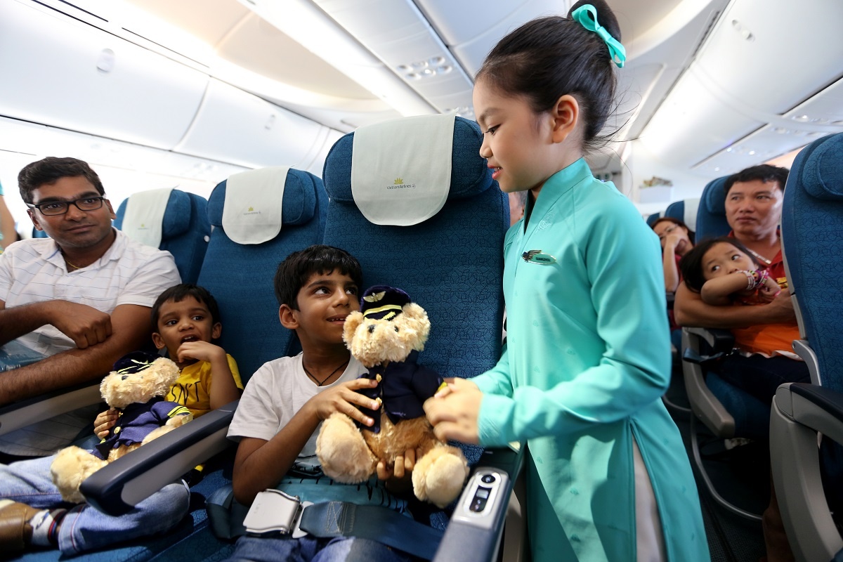 18 em nho trai nghiem lam tiep vien hang khong ngay Quoc te Thieu nhi hinh anh