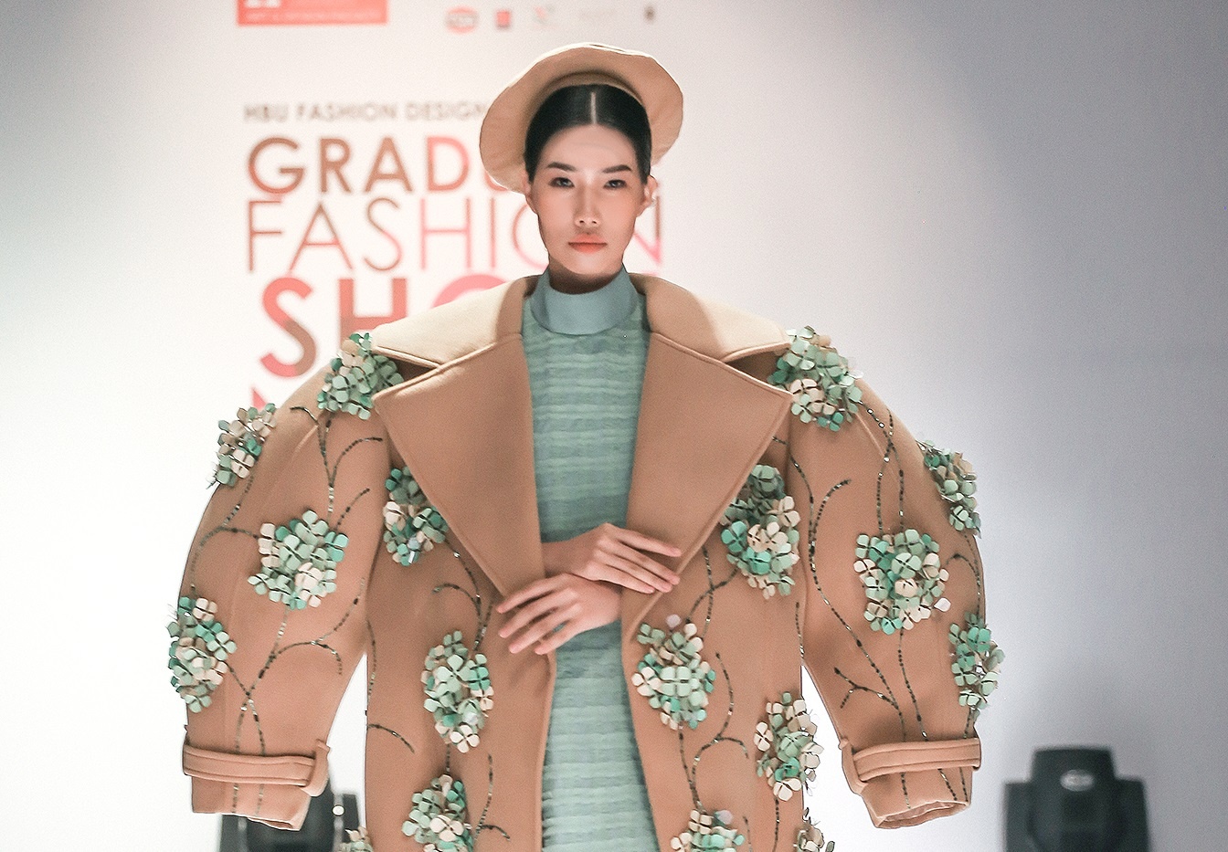 Lac vao vuon hoa Keukenhof voi BST an tuong cua NTK Nguyen Minh Cong hinh anh