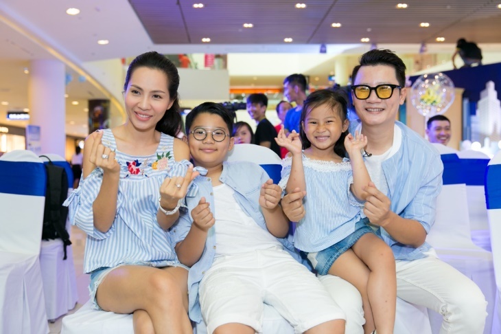 Khoanh khac chung minh Hoang Bach la 'soai ca' cua gia dinh hinh anh