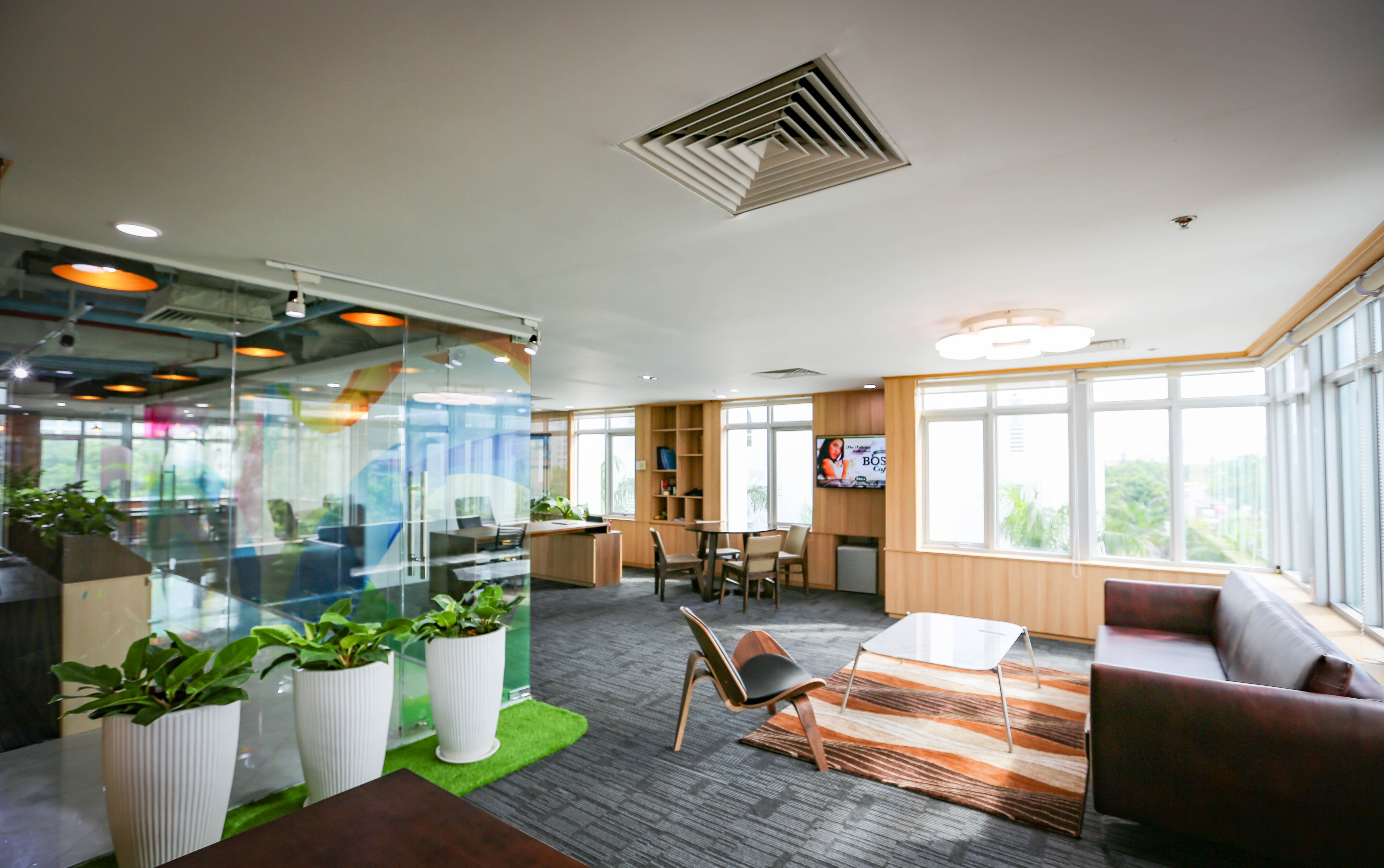 Van phong rong 1.000 m2 thiet ke huong sang va day mau sac hinh anh