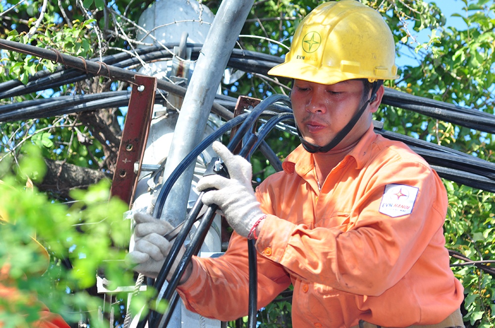 Tho dien thu do lam viec 17 tieng trong ngay nang nong hinh anh