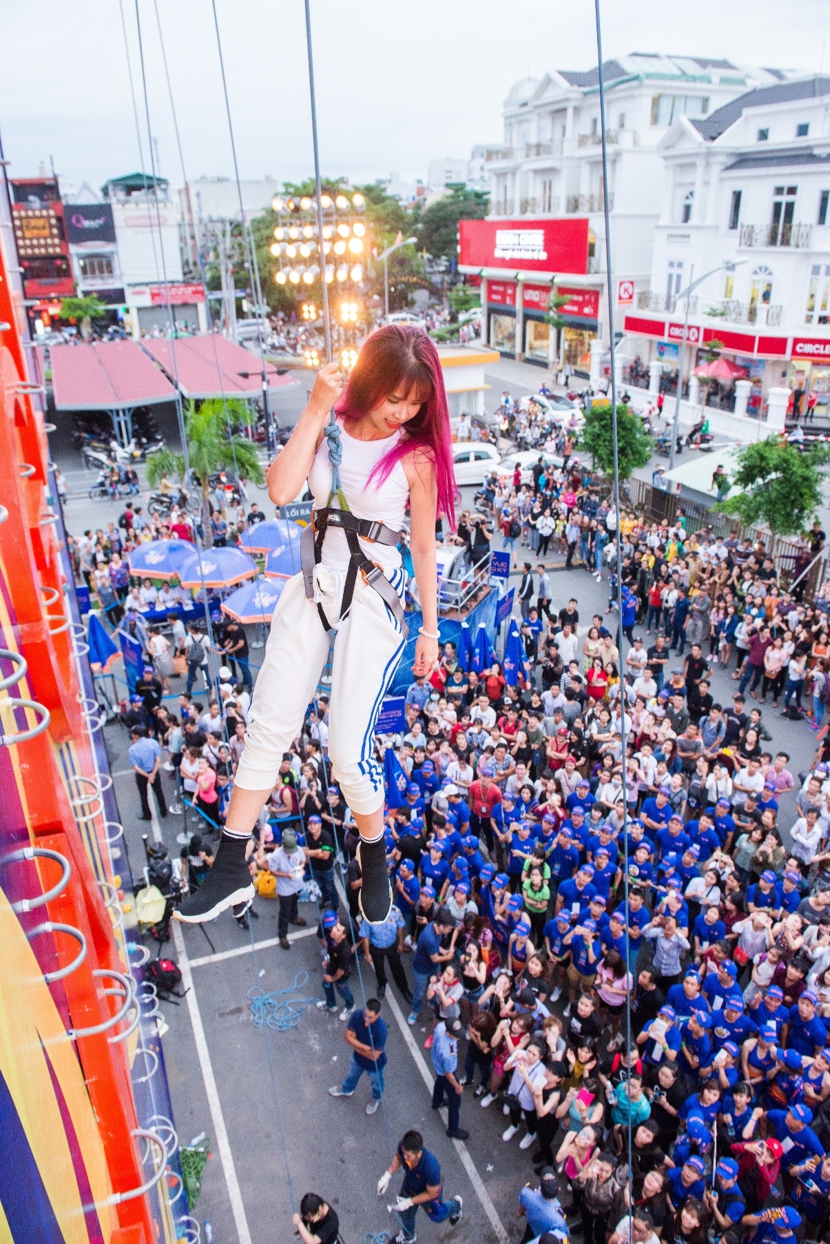 co gai bat ngo duoc cau hon anh 5