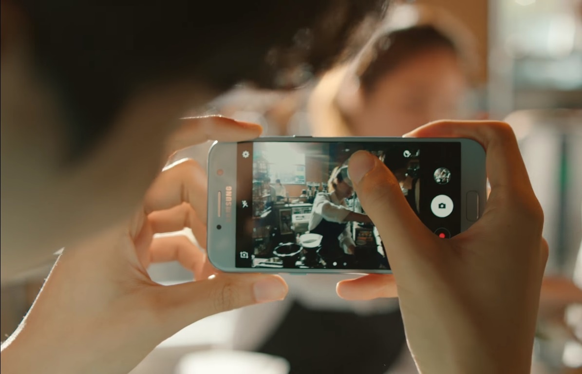 Doanh so Galaxy A5 (2017) tang truong manh so voi the he 2016 hinh anh