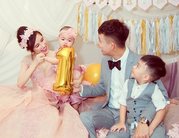 Doanh nhan Minh Nhua hanh phuc ben gia dinh trong bo anh moi hinh anh