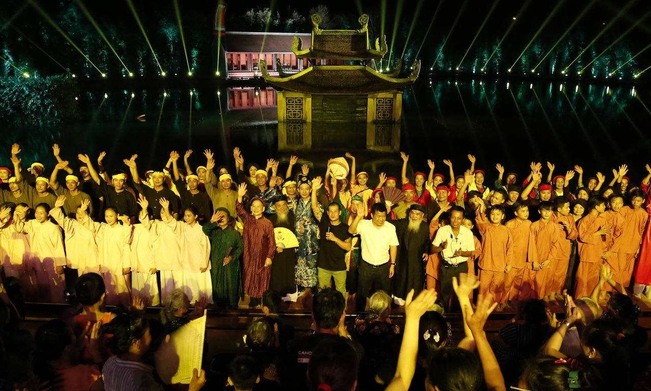 Dao dien Viet Tu: 'Moi nguoi di ve huong Tay, toi quay ve huong Dong' hinh anh