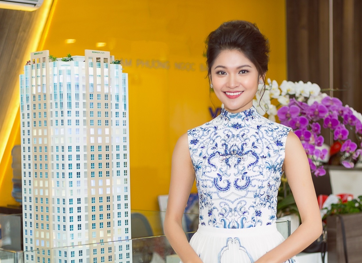 A hau Thuy Dung xuat hien rang ro tai su kien mo ban du an Remax Plaza hinh anh