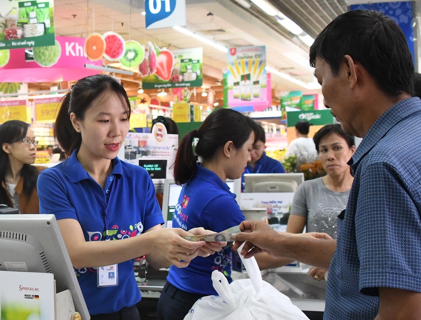 Co.opmart giam gia manh cho khach mua nhieu san pham cung loai hinh anh