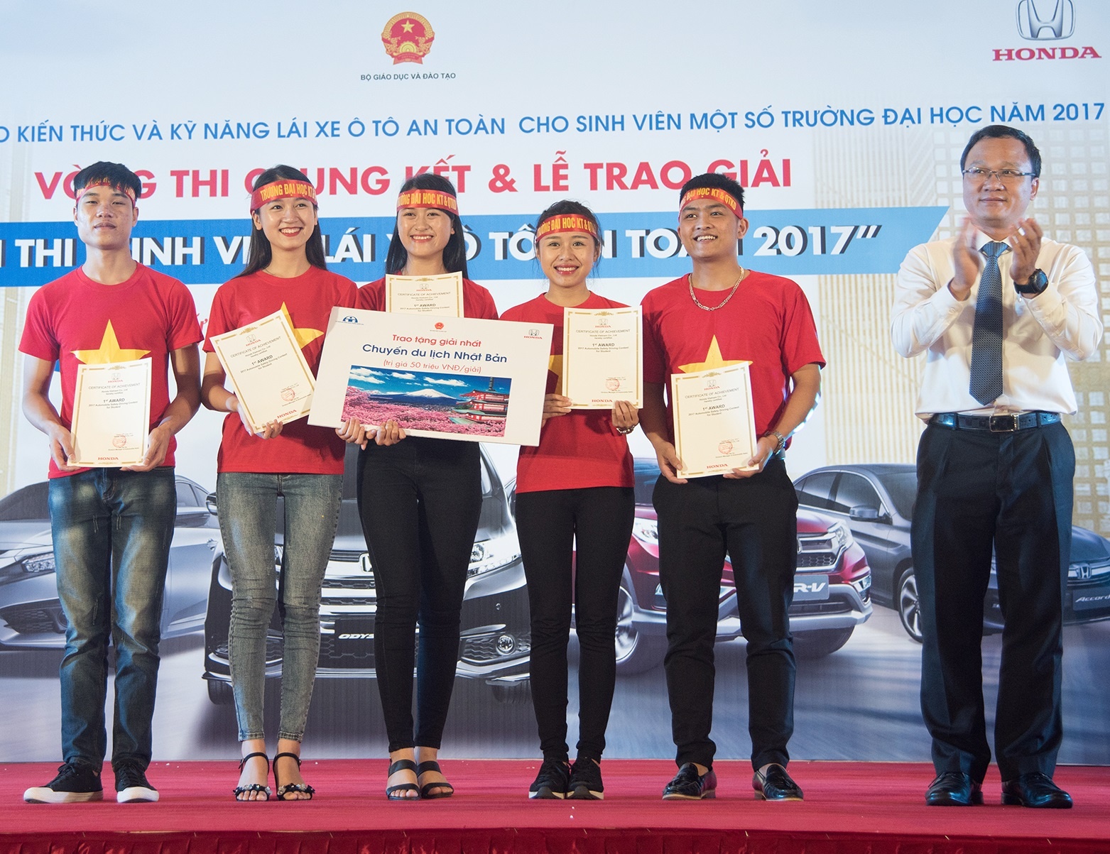 Thang cuoc thi lai xe oto, sinh vien Thai Nguyen nhan 5 chuyen di Nhat hinh anh