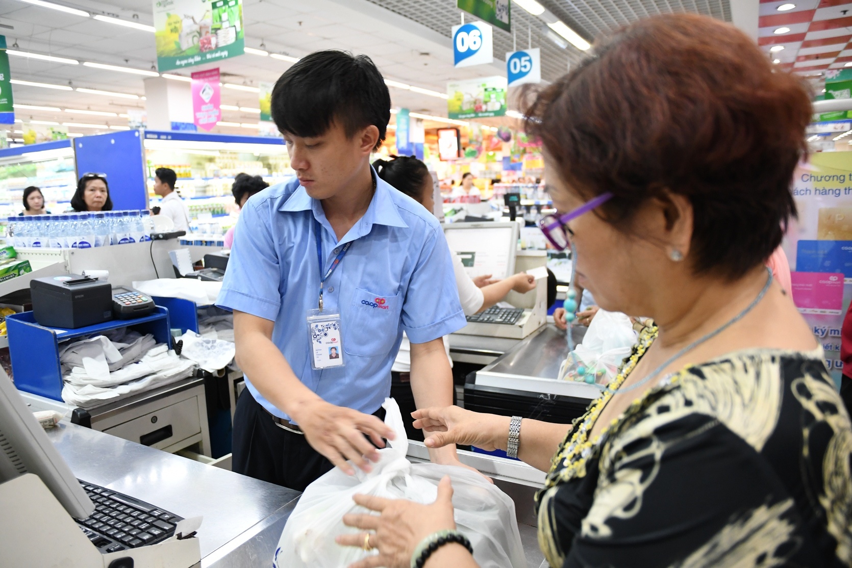 San pham than thien voi moi truong dong loat giam gia tai Co.opmart hinh anh