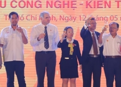 Su kien gioi thieu san pham moi cua Shell Viet Nam va Le Hung Sao Mai hinh anh