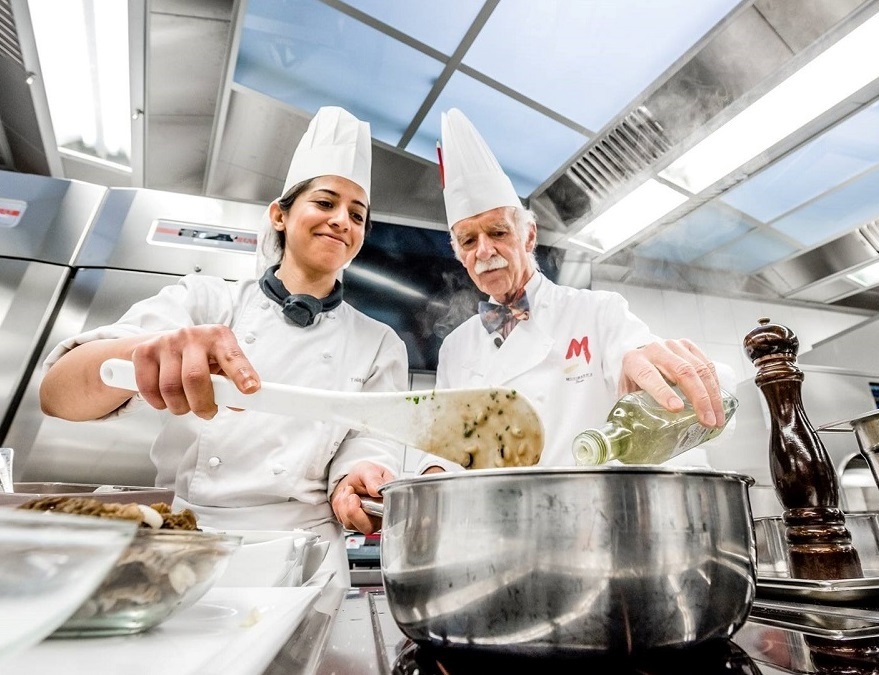 Nha tuyen dung can gi o nhan luc nganh nha hang khach san? hinh anh