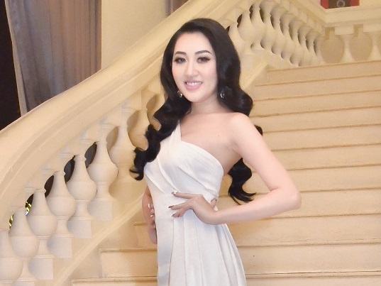 Hoa hau Huynh Thuy Anh quyen ru trong tiec sinh nhat hinh anh