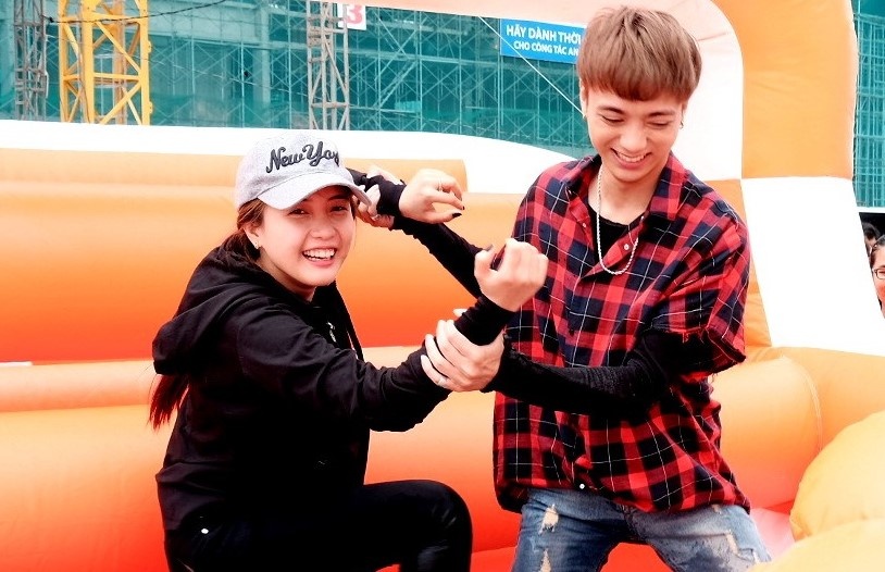 Isaac, Soobin lam ‘chien binh san kem’ tai le hoi mua he hinh anh