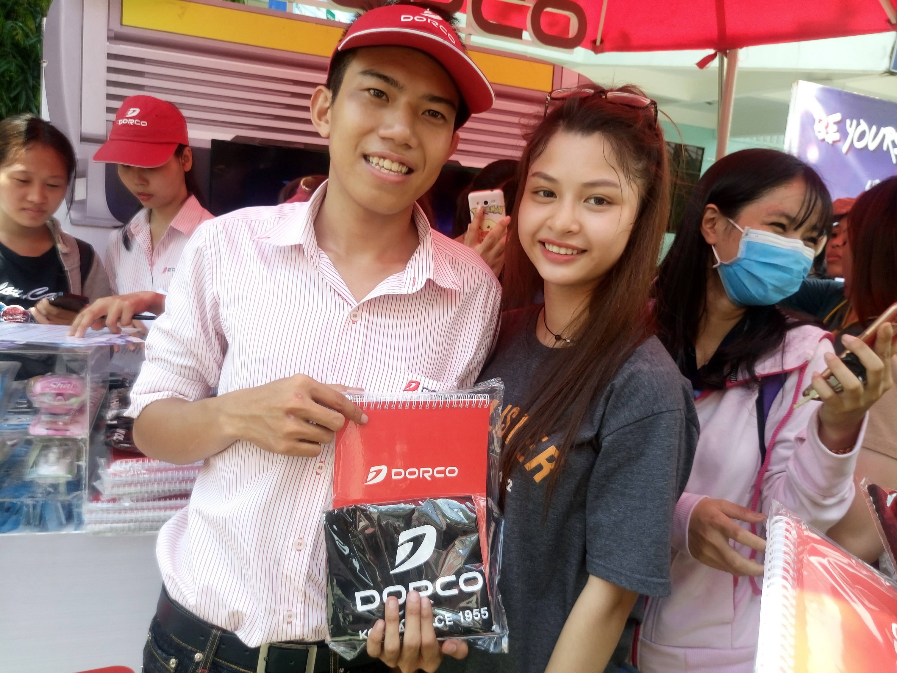 Dorco trao 20.000 phan qua cho sinh vien 14 truong DH hinh anh