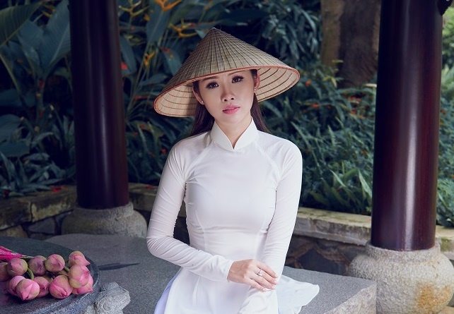 Nguoi dep Hoa hau Hoan vu khoe net dep tinh khoi voi ao dai trang hinh anh